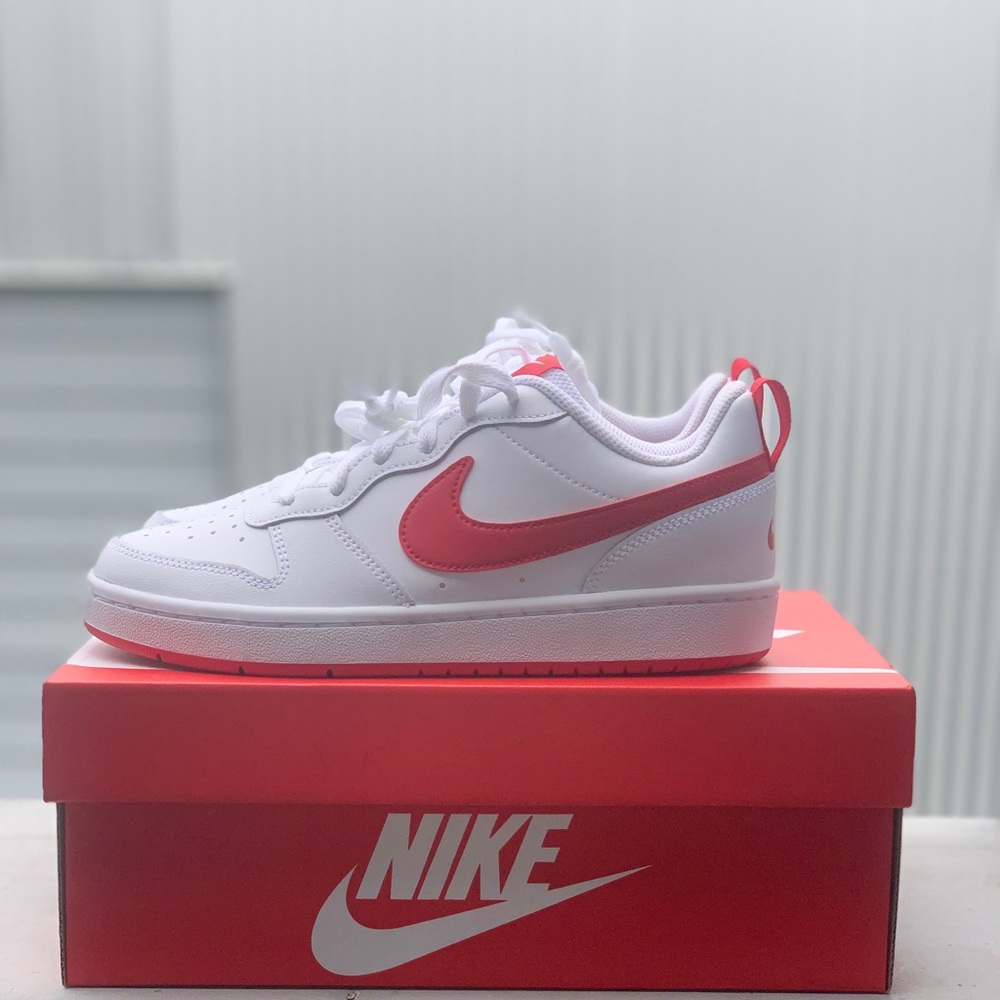 Nike court borough red and white Y5.5